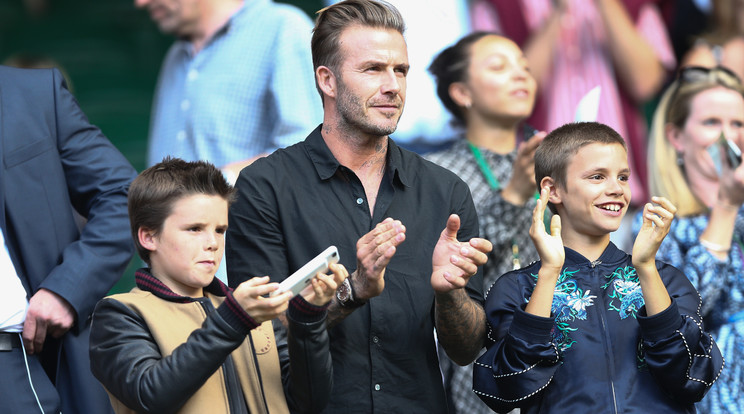 David Beckham imádja a fiait és rendkívül büszke a 12. életévét betöltő Cruzra (balra) /Fotó: AFP