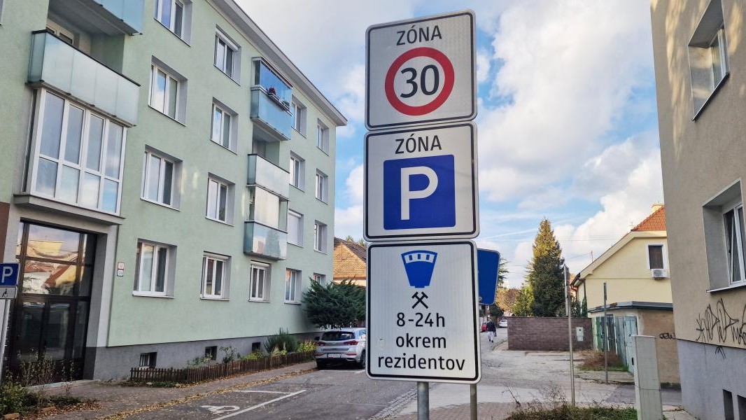 Dopravná značka ZÓNA s max. rýchlosťou 30 km/h a vyznačenými parkovacími miestami so spoplatnením okrem rezidentov.