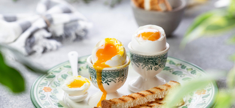 Jak idealnie ugotować jajka na miękko? Warto pamiętać o tych trzech zasadach