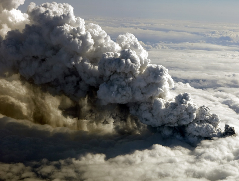 Wybuch wulkanu na Islandii i wydobywający się z niego pył powodują coraz większe straty na lotniskach.