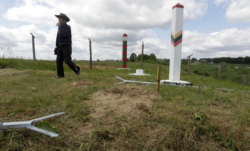 Jak donoszą litewskie media, ochronę na granicy z Rosją zamierzają wzmocnić również Łotwa i Estonia. Estończycy w 2018 r. chcą wybudować wysokie na 2,5 metra ogrodzenie wzdłuż 108 km na granicy z Rosją, a Łotysze postawią ogrodzenie o długości 90 km.  <br><br> fot. EPA / VALDA KALNINA Dostawca: PAP / EPA.