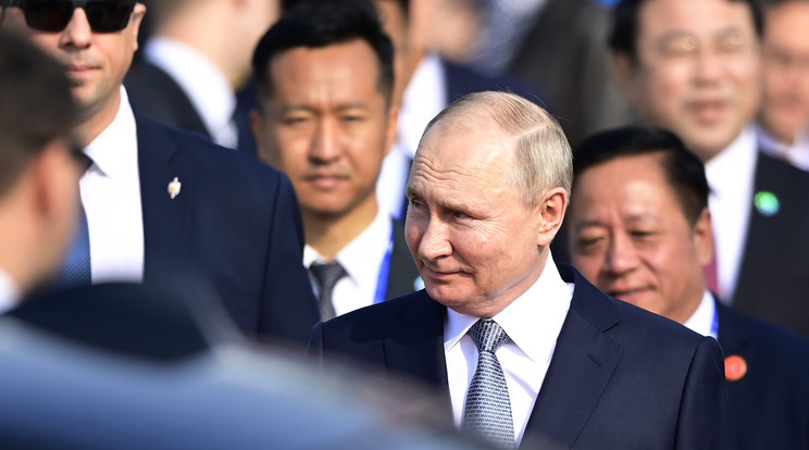 Az orosz elnök is megérkezett Pekingbe, vörös szőnyegen fogadták / Fotó: MTI/AP/Pool Kyodo News/Parker Song