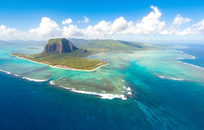 Niedaleko Afryki leży z kolei Mauritius. W 2011 roku ta mała wyspa zajęła drugą lokatę wśród miejsc na ziemi z najlepszą jakością powietrza. Piękne laguny i plaże służą nie tylko do odpoczynku. Ponadto można tam spotkać przedstawicieli fauny i flory, których nie ma nigdzie indziej na świecie. Warto spróbować również lokalnych produktów