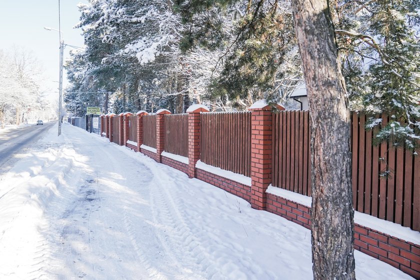 Nieodśnieżony chodnik