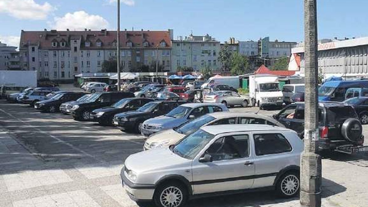 Mijają dwa lata, gdy prezydent Koszalina zdecydował, że należy sprzedać plac po dawnym manhattanie. Do tej pory jednak ani nie udało się znaleźć kupca, ani też zagospodarować tego zakątka - informuje "Gos Koszaliński".