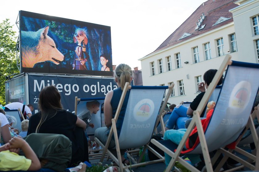 Plenerowe kino na terenie szkoly podstawowej nr 11 w Gliwicach .
