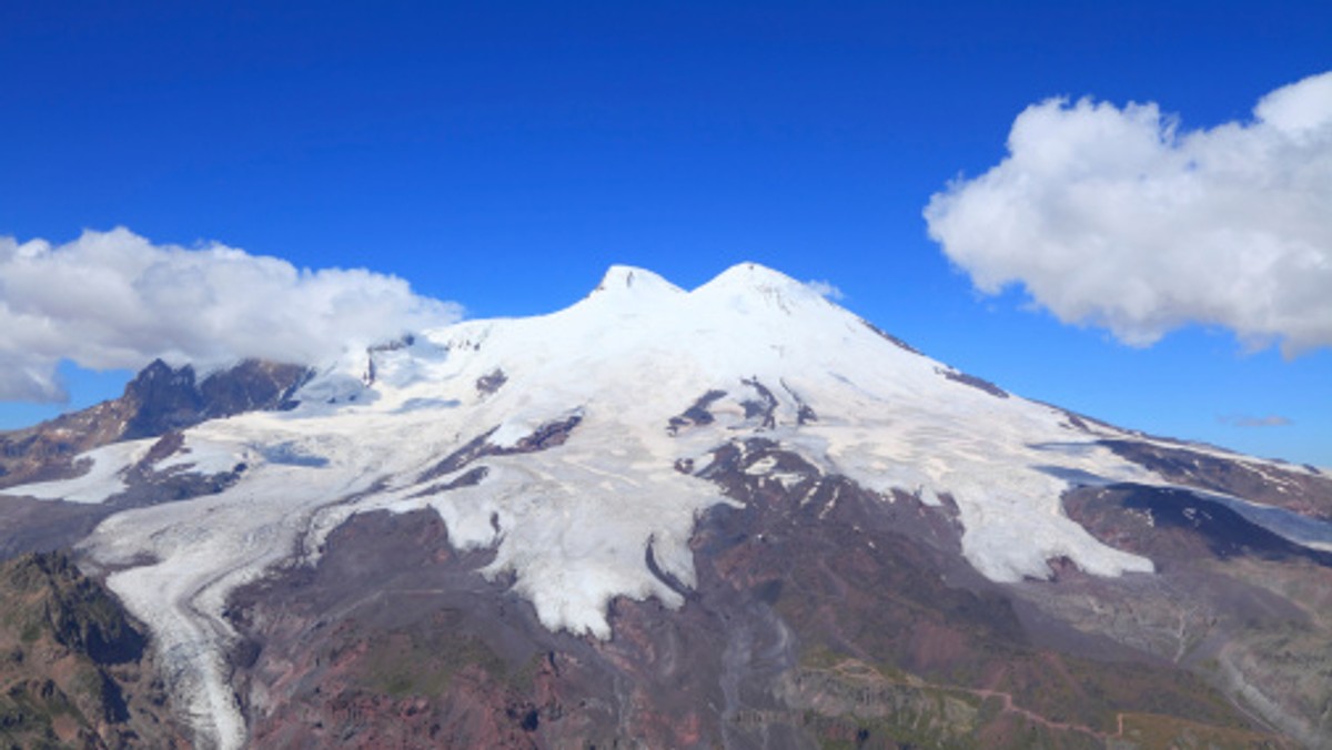 Podczas poszukiwań na Elbrusie dwóch obywateli Polski i Iranu ratownicy znaleźli dwa plecaki, które prawdopodobnie należą do zaginionych alpinistów.