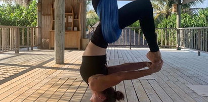 Kinga Rusin ćwiczy jogę w tropikach. Ale ona się wije pod sufitem