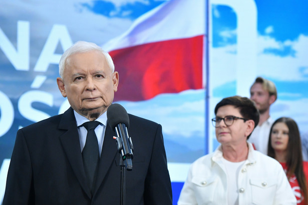 Wicepremier, prezes PiS Jarosław Kaczyński (L) oraz europosłanka Beata Szydło (P)