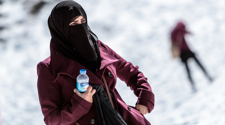 Burkát viselő arab turistanő Ausztriában, a Kitzsteinhorn gleccsernél /Fotó: AFP (Képünk illusztráció!)