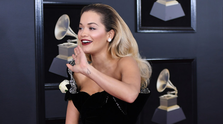 Rita Ora estélyije sikerült a legmerészebbre / Fotó: AFP