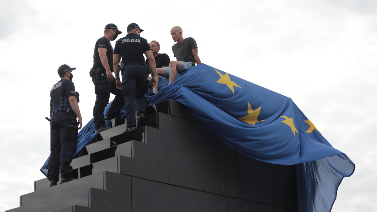 Pomnik smoleński przykryty unijną flagą