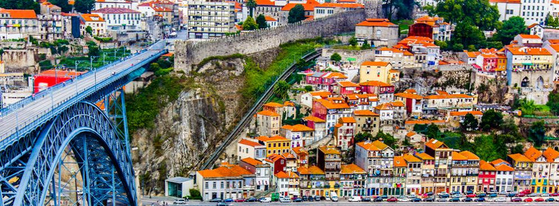 Porto – drugie co do wielkości portugalskie miasto, jest atrakcyjnym miejscem pod względem turystycznym. Najważniejszym miejscem jest stare miasto wpisane na Listę światowego dziedzictwa UNESCO. Należy również wspomnieć o wytwórniach win w sąsiednim Vila Nova de Gaia, produkujących sławne wino - Porto.