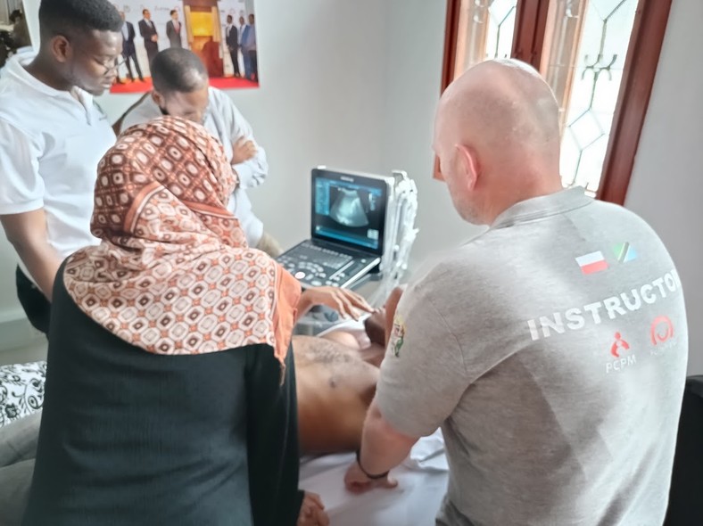 Polska przekazuje do Tanzanii nowoczesny sprzęt medyczny oraz szkoli miejscowych medyków.