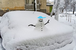 Mandat za 'bałwana' - 3000 zł w 2025. Te osoby muszą uważać. Nie każdy wie o tym zimowym obowiązku