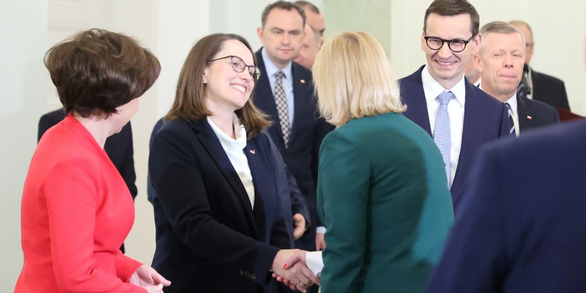 Minister finansów Magdalena Rzeczkowska podczas uroczystości powołania jej na to stanowisko. Obok premier Mateusz Morawiecki