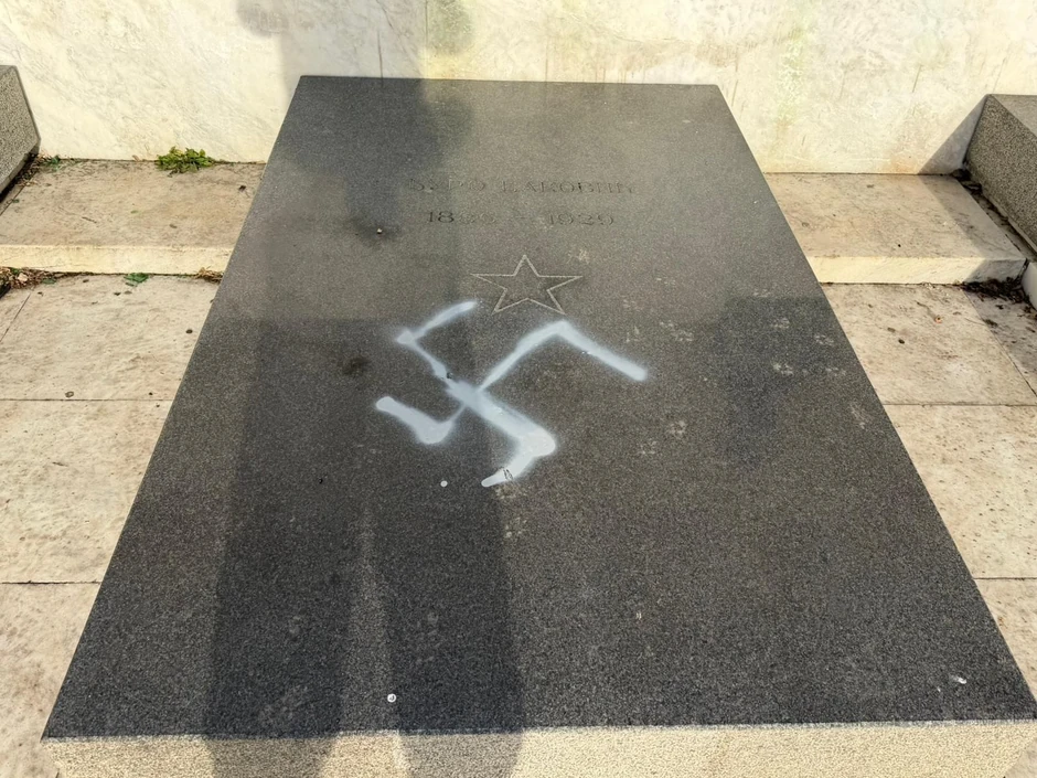 Kukasti krstovi na spomenicima narodnih heroja na Kalemegdanu