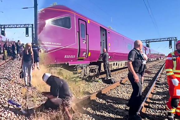 (FOTO, VIDEO) "PREPLAŠENI LJUDI SU PLJUVALI KRV I VRIŠTALI" Lekar opisao stravične scene posle sudara vozova: Putnik tvrdi da je ovo KLJUČNI RAZLOG HAOSA