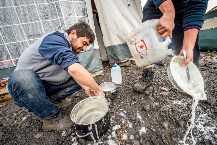 Zmywanie naczyń w obozie w Grande-Synthe pod Dunkierką