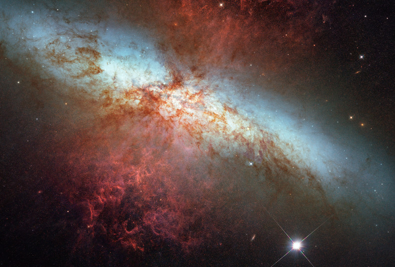 Supernowa SN 2014J w galaktyce M82 (jasny punkt w prawym dolnym rogu) widziana przez teleskop Hubble'a 31 stycznia 2014 r. Eksplozje kończące żywot gwiazd stały się jednym z głównych argumentów za istnieniem ciemnej energii. 