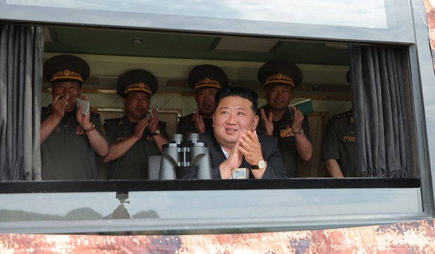 Kim Džong Un nadgledao testove oružja