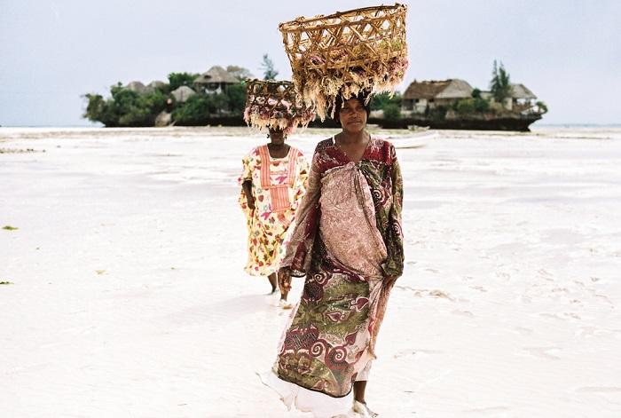 Kobiety na plaży w Zanzibarze