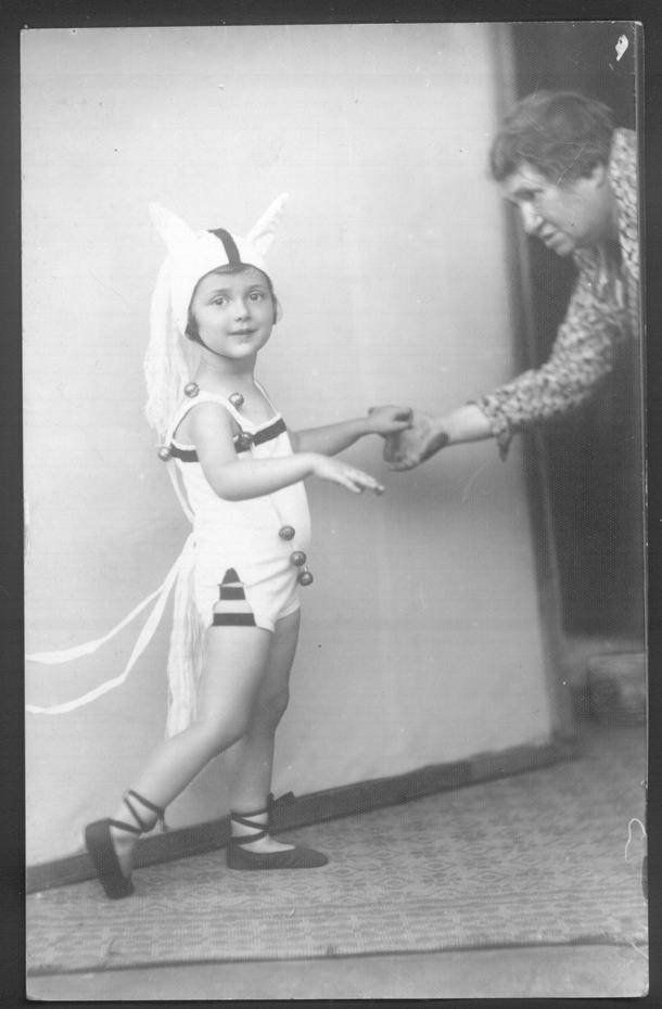 Leopoldyna lubiła fotografować dzieci. Posługiwała się specjalnym dzwoneczkiem, by zatrzymać ich uwagę, początek lat 30. XX w.