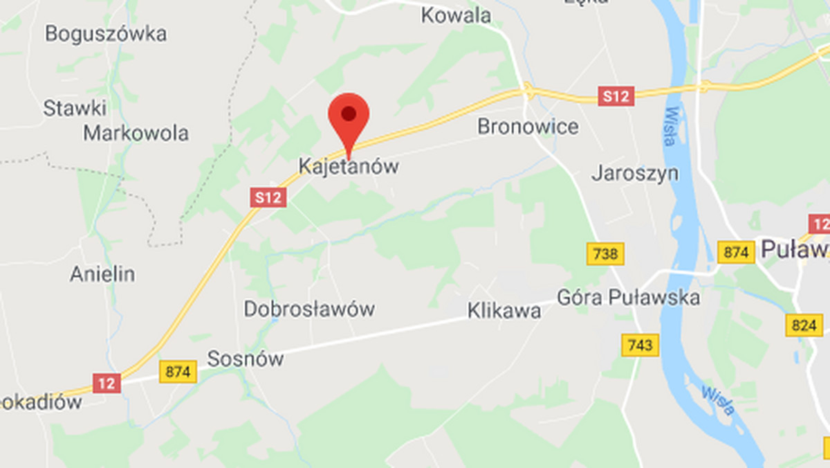 Jedna osoba zginęła w zderzeniu samochodu osobowego i ciężarówki w poniedziałek wieczorem w miejscowości Kajetanów, pod Puławami (Lubelskie). Droga krajowa nr 12 w miejscu wypadku została zablokowana.