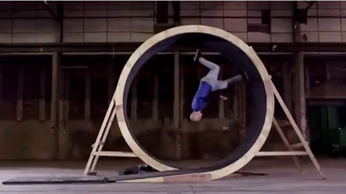 438149_gravitacija-foto-youtube-carli-len