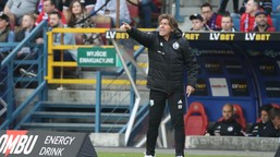 były trener legii warszawa schronił się w ambasadzie w teheranie. nie czuł się bezpiecznie