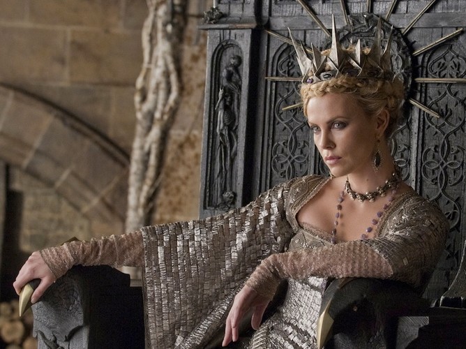 Charlize Theron jako zła królowa