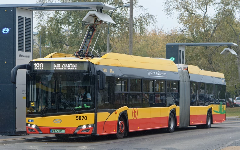 Autobus elektryczny podczas ładowania