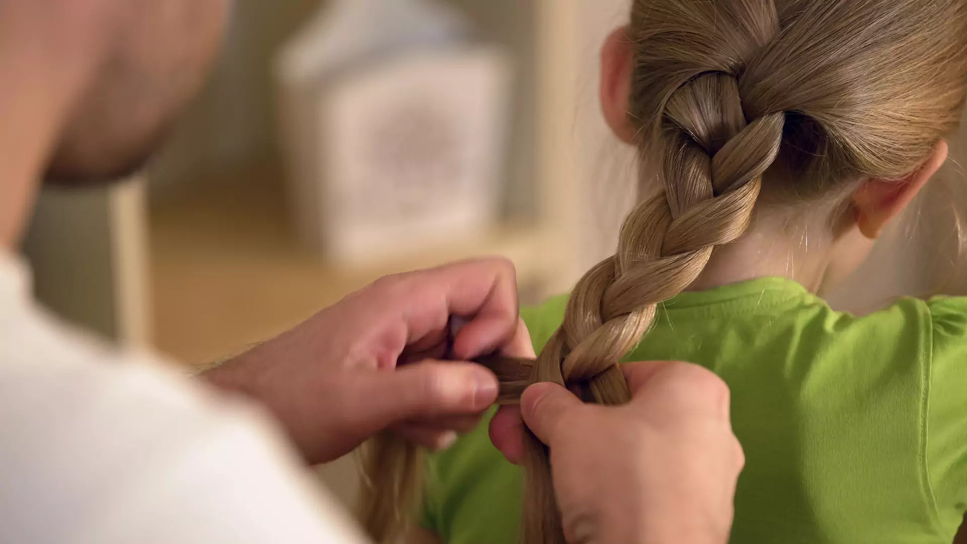 Ten samotny tata pokazuje, jak zrobić nawet najbardziej wymyślne fryzury