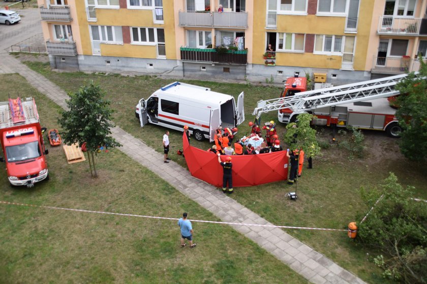 47-latek ze Świnoujścia waży ponad ćwierć tony. Wyniesiono go dźwigiem przez balkon