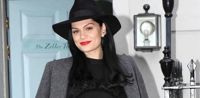 Jessie J na koncercie w kapeluszu