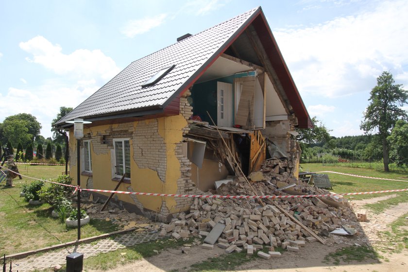 Nowożeńcy stracili dom w wybuchu. Śledczy podejrzewają sąsiada