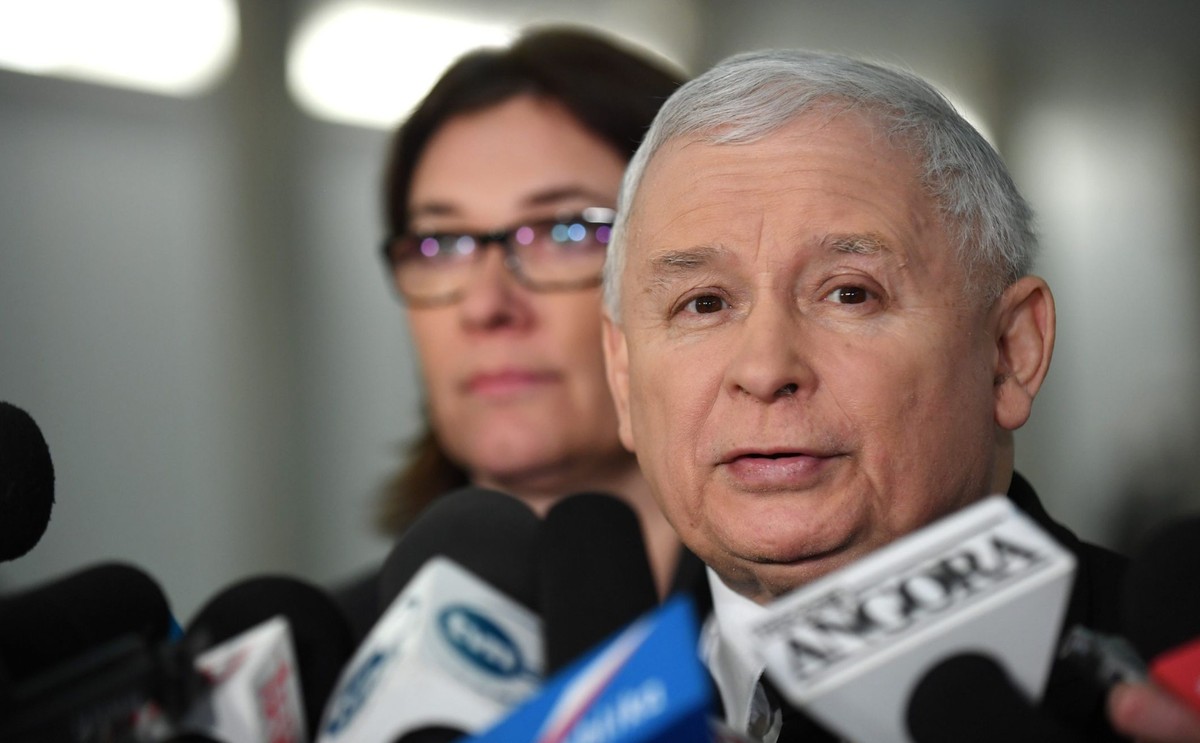 Prezydent pytany o postać prezydenta z programu satyrycznego "Ucho prezesa", który "nie jest wpuszczany do prezesa" podkreślił, że "jak do tej pory to pan prezes odwiedzał pana prezydenta".