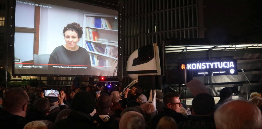 Protesty w obronie sędziów. Przemówiła do nich Tokarczuk!