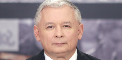 Kaczyński boi się złych mocy? Olejnik musiała zdjąć trupią czaszkę