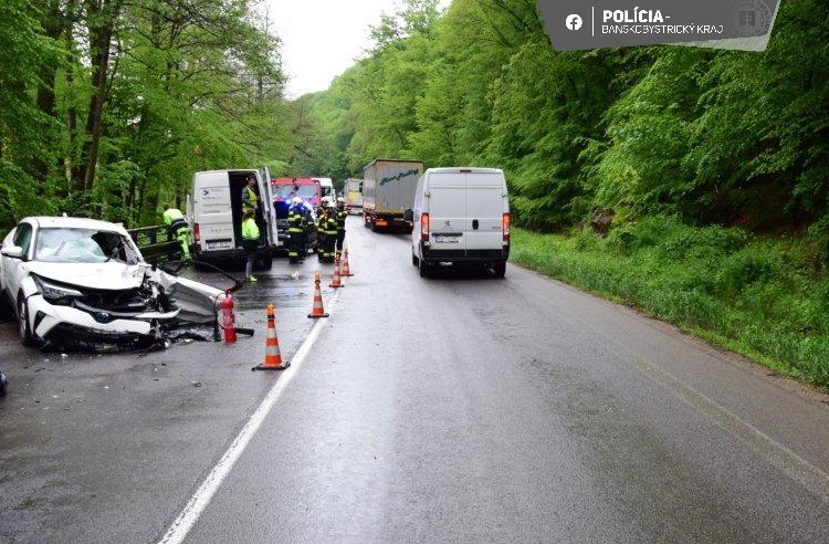 Pri dopravnej nehode troch áut za Mýtnou sa zranil jeden človek.