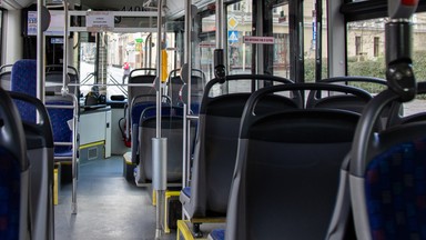 Samotny chłopiec w autobusie. Matka zgłosiła się na policję