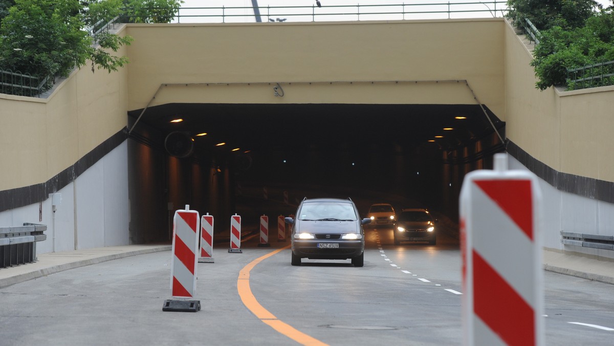 Po dzisiejszych opadach deszczu woda zalewa tunel Wisłostrady. Wybiła co najmniej jedna studzienka kanalizacyjna. Kierowców czekają utrudnienia. Ruch w tunelu wznowiono dziś rano po 10-miesięcznej przerwie. Prezydent Warszawy Hanna Gronkiewicz-Waltz oświadczyła, że jutro odbędzie się spotkanie specjalnej grupy, która będzie anallizować przyczyny kolejnej awarii.