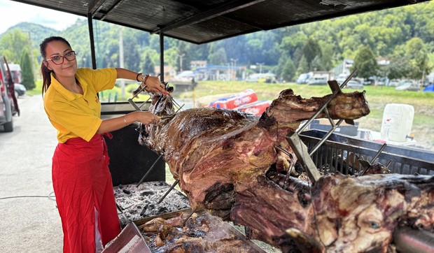 Sanja je jedina žena koja peče vola na ražnju