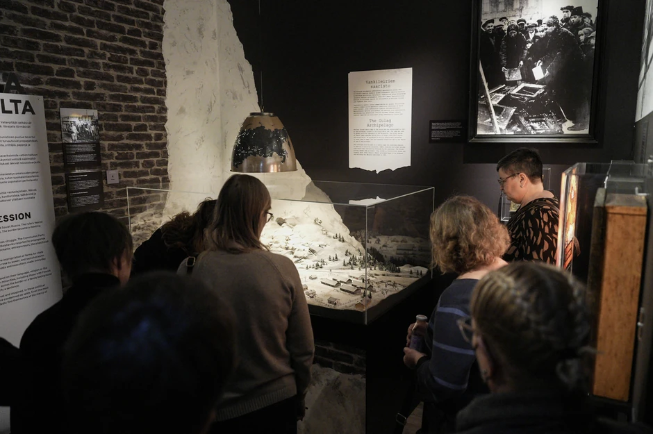 Posetioci razgledaju nove eksponate