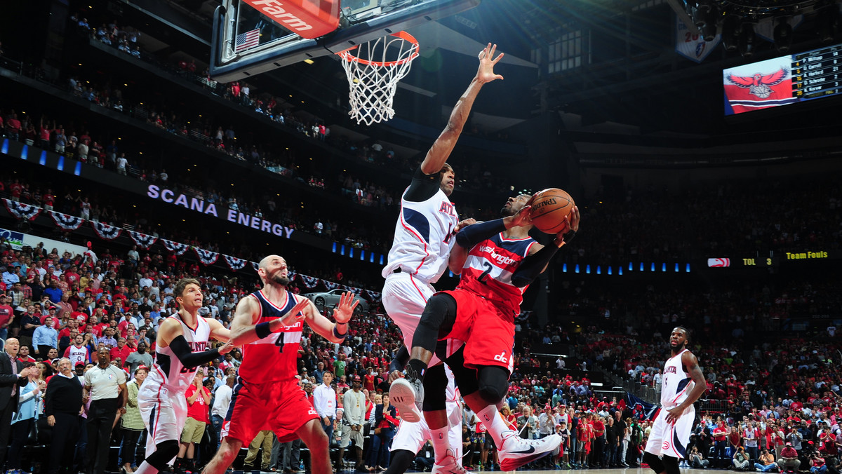 Washington Wizards przegrali z Atlanta Hawks 81:82 i w konfrontacji do czterech zwycięstw jest 3-2 dla Jastrzębi. Każda następna porażka Czarodziejów zakończy ich udział w rozgrywkach play-off. Marcin Gortat zdobył 14 punktów i miał osiem zbiórek.