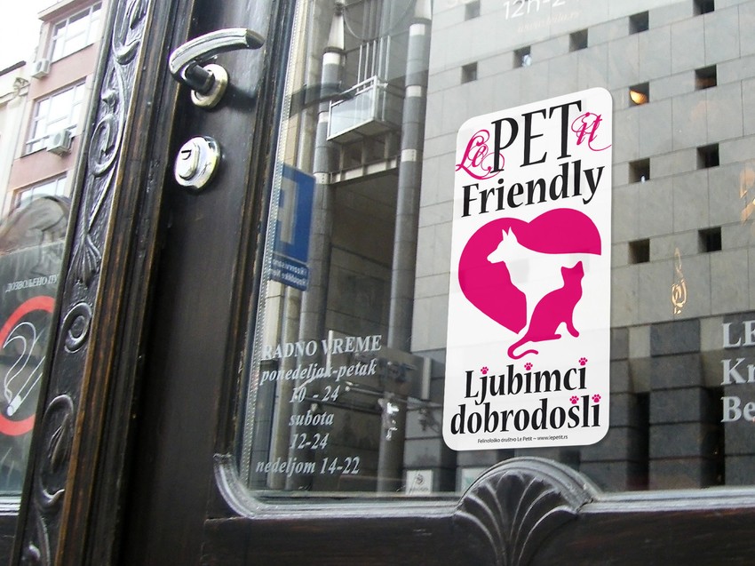 Nalepnica koja označava da je dozvoljen ulaz sa kućnim ljubimcima