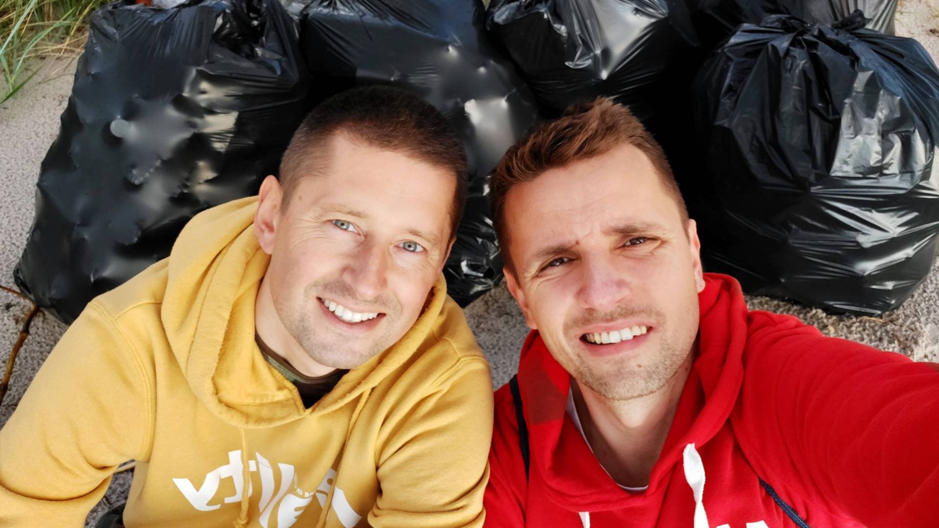 Zebrali 900 kg śmieci na plaży w Helu. Zabranie 70 worków zajęło władzom miesiąc