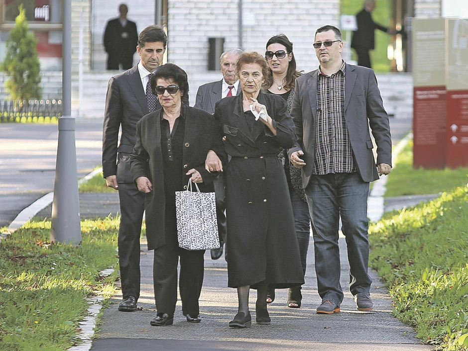 Nada Budisavljević (prva levo), sestra Jovanke Broz, priznaje da nije u toku sa dešavanjima i da advokati vode slučaj, ali da sve produgo traje