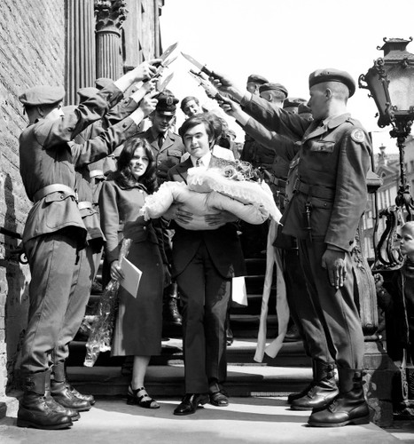 Świeżo upieczeni rodzice opuszczają ratusz Głównomiejski po uroczystości nadania imienia dziecku. Władze PRL propagowały ten zwyczaj jako świecki odpowiednik chrztu