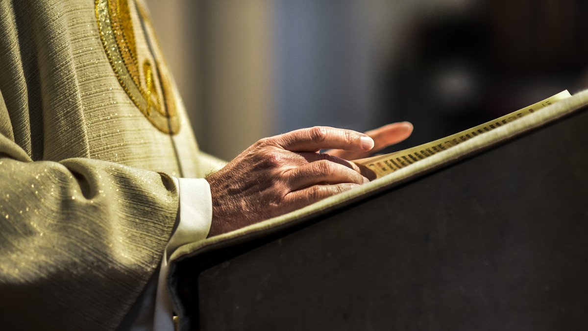 Ksiądz skazany za naruszenie nietykalności cielesnej parafianki nadal może pełnić posługę